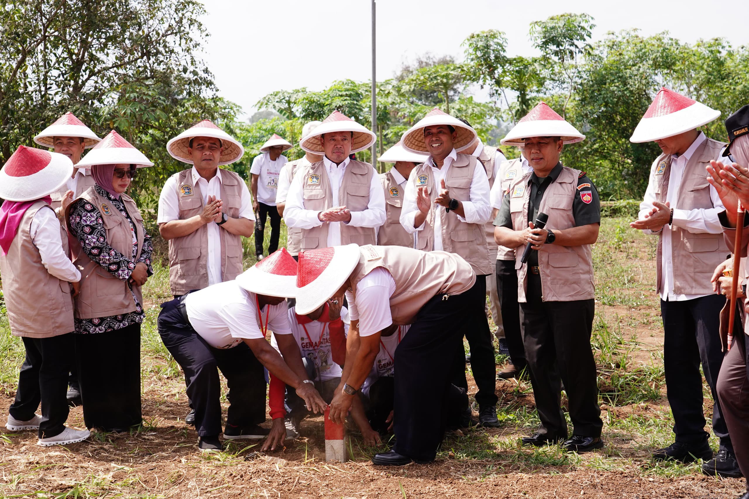 DIPASANG: Sejumlah pejabat saat melakukan pemasangan patok batas tanah.