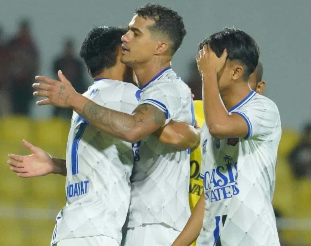 MEMBANGGAKAN: Para pemain Laskar Kalinyamat saling berpelukan usai gol tercipta di menit-menit terakhir.