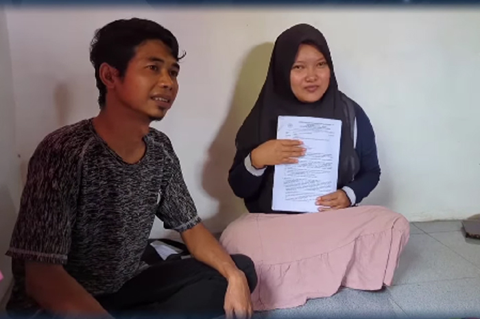Pasangan suami istri Ismanto, 32 dan Ulfa, 27 buruh jahit harian lepas di Desa Coprayan, Kecamatan Buaran, Kabupaten Pekalongan memperlihatkan surat dari petugas pajak mengenai pajak Rp2,8 miliar.
