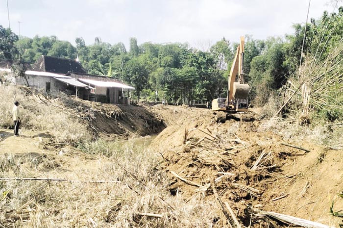 KERUK SUNGAI: Alat berat mengeruk sungai Kuangsan, Kaliori, untuk mencegah banjir saat musim penghujan.