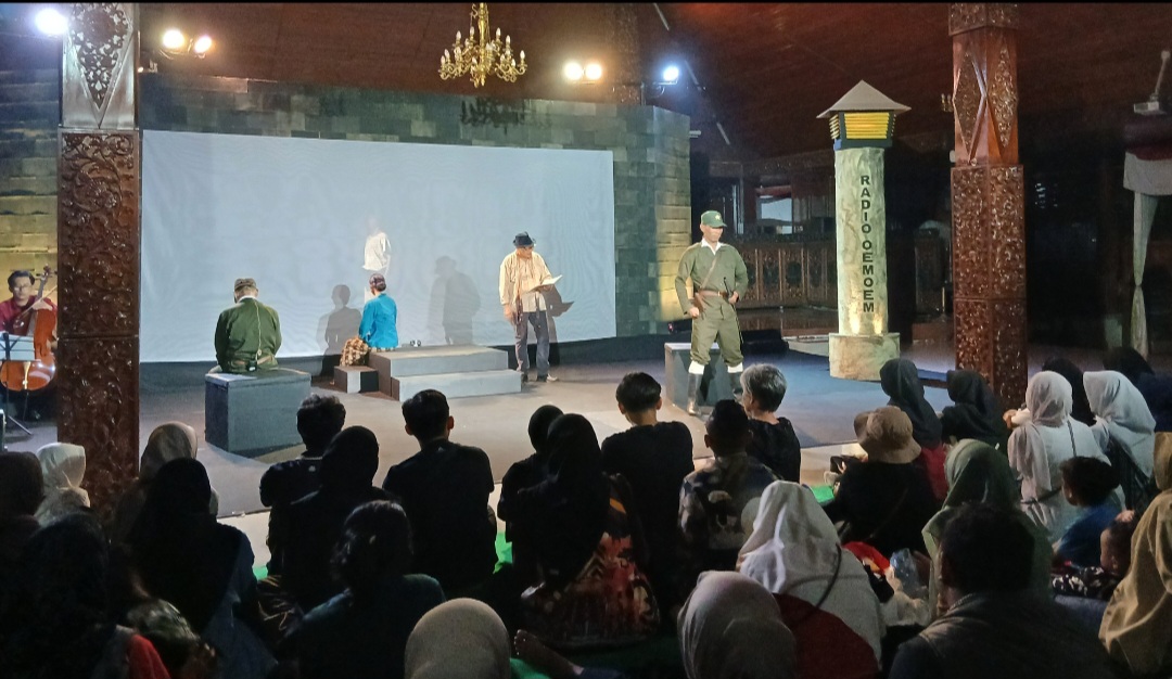 ATRAKTIF: Landung Simatupang (depan dua dari kiri) saat menjadi narator dalam pementasan dramatisasi novel Pramoedya Ananta Toer berjudul Perburuan di Pendopo Kabupaten Blora pada Sabtu (9/08) malam.