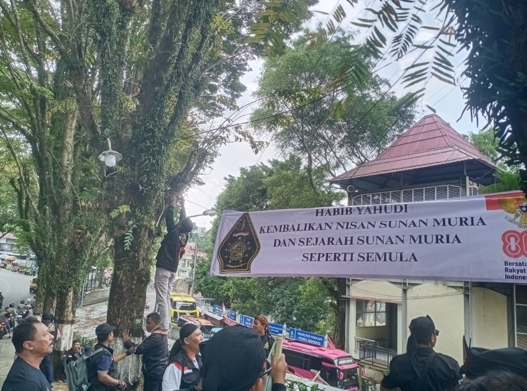 SUARAKAN: PWI LS memasang spanduk untuk menyuarakan tuntutannya agar segera diselidiki Polres Kudus, siang ini. (ANDIKA TRISNA SAPUTRA/RADAR KUDUS)
