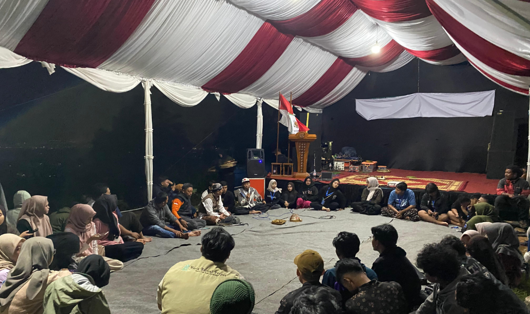 TANYA JAWAB: Sesi sarasehan yang berlangsung dalam rangkaian acara Festival Wiwit Kopi di Desa Japan, Sabtu (9/8). (ANDIKA TRISNA SAPUTRA/RADAR KUDUS)