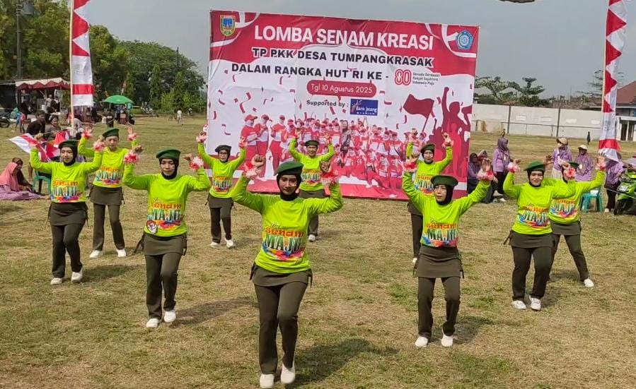 MERIAH: Tampilan salah satu peserta lomba Senam Kreasi dalam rangka menyambut Hari Kemerdekaan RI Ke-80 di Desa Tumpangkrasak, Kecamatan Jati, Kudus, Minggu (10/8).