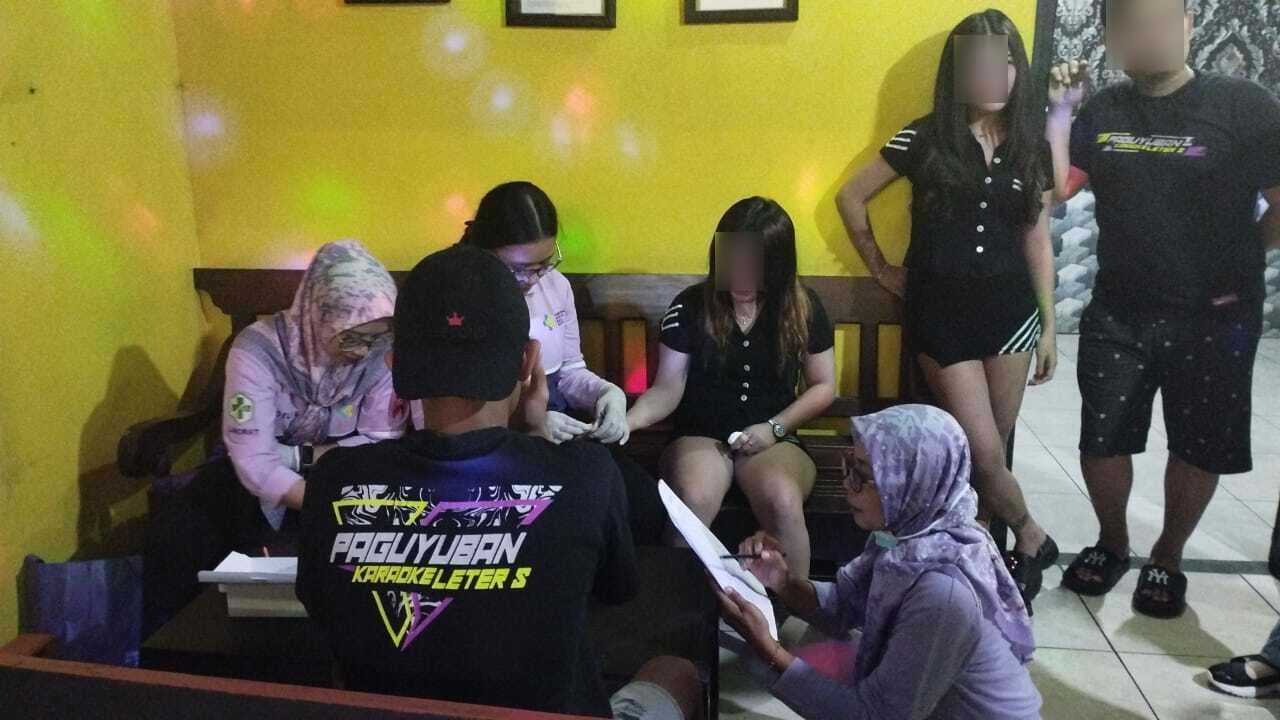 SKRINING: Tim gabungan saat melakukan skrining VCT ke sejumlah tempat hiburan di Letter S, Toroh, Grobogan.