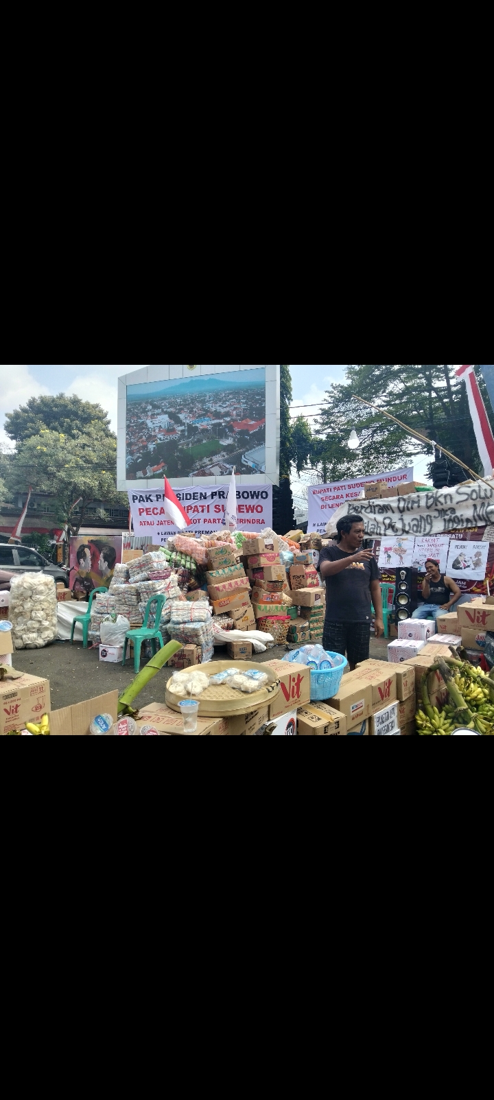 MENUMPUK: Donasi unjukrasa 13 Agustus mengular di kawasan Simpang Lima Pati pada Senin (11/8).