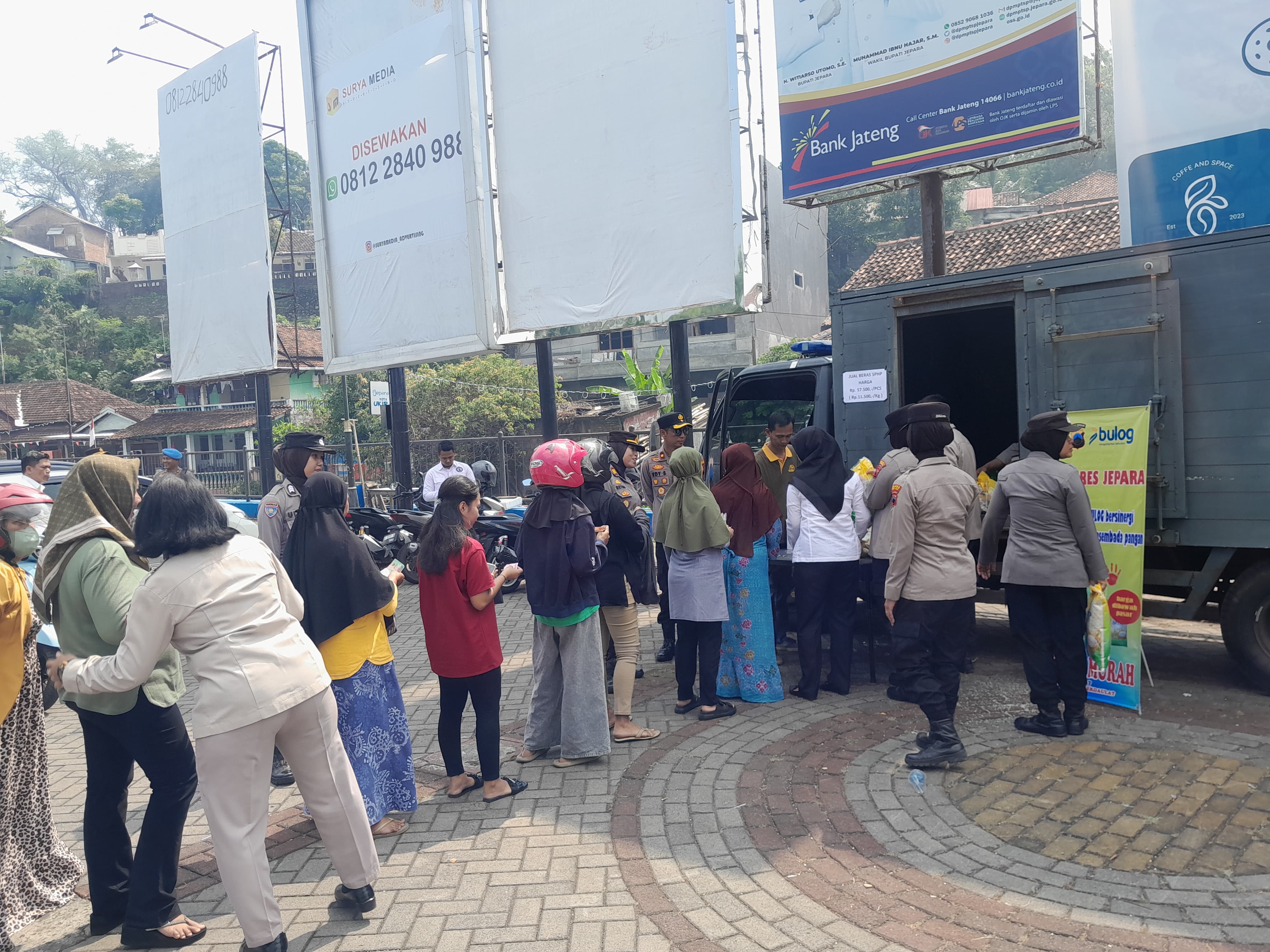Polres Jepara & Bulog membuat program Pangan Murah di Shopping Centre Jepara