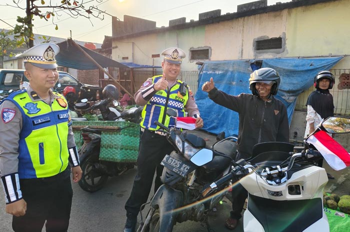 Polres Jepara membagikan bendera Merah Putih di pasar Jepara untuk menyemarakkan&nbsp;peringatan Hari Kemerdekaan Republik Indonesia ke-80, Senin (11/8).