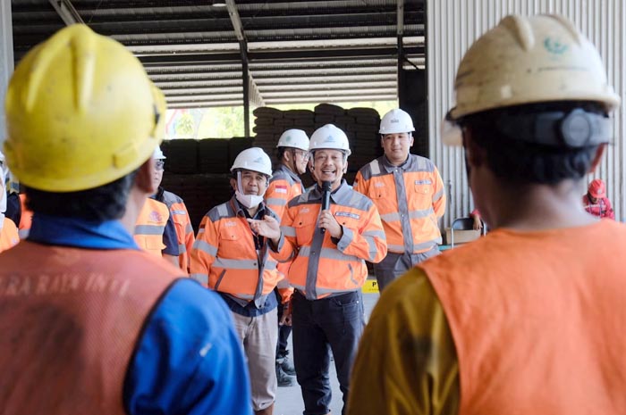 PENYEMANGAT KERJA: PT Semen Gresik menggelar sosialisasi program Sopir Hebat (Sobat) kepada puluhan sopir truk yang digelar di Pabrik Rembang (6/8).