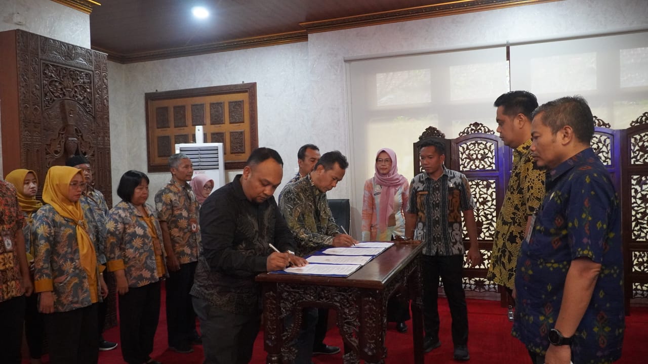 KHIDMAT: Jajaran direksi dan dewan pengawas Perumda Aneka Usaha terima SK dari Bupati Jepara Witiarso Utomo pada Selasa (12/8) di Ruang Kerja Bupati.