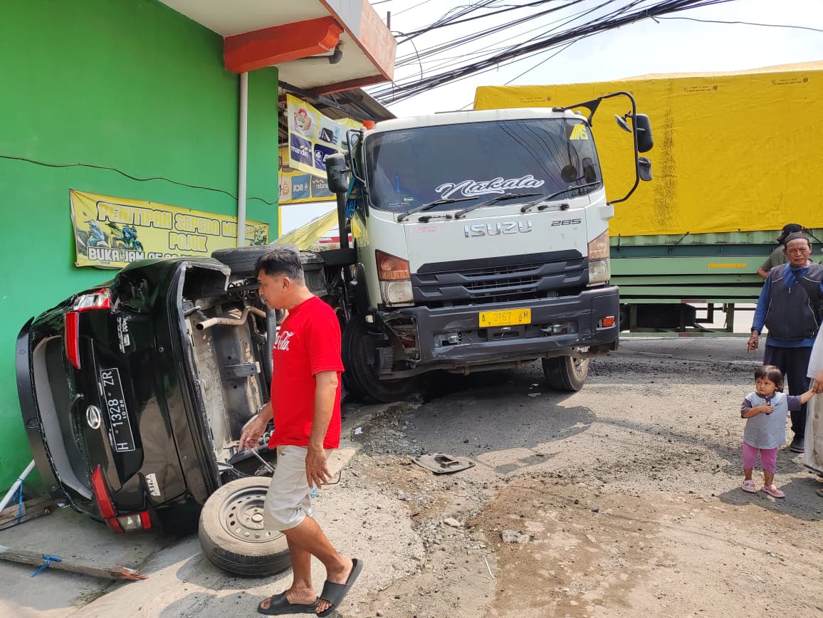 RINGSEK: Warga melintas di depan lokasi kecelakaan truk yang menghantam mobil di Jalan Pantura turut Desa Jati Wetan.