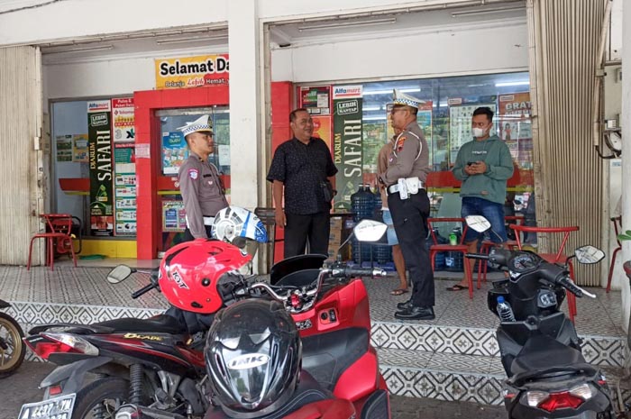 Petugas Polresta Pati saat melakukan sosialisasi di area pertokoan di komplek Alun - Alun Simpang Lima Pati.