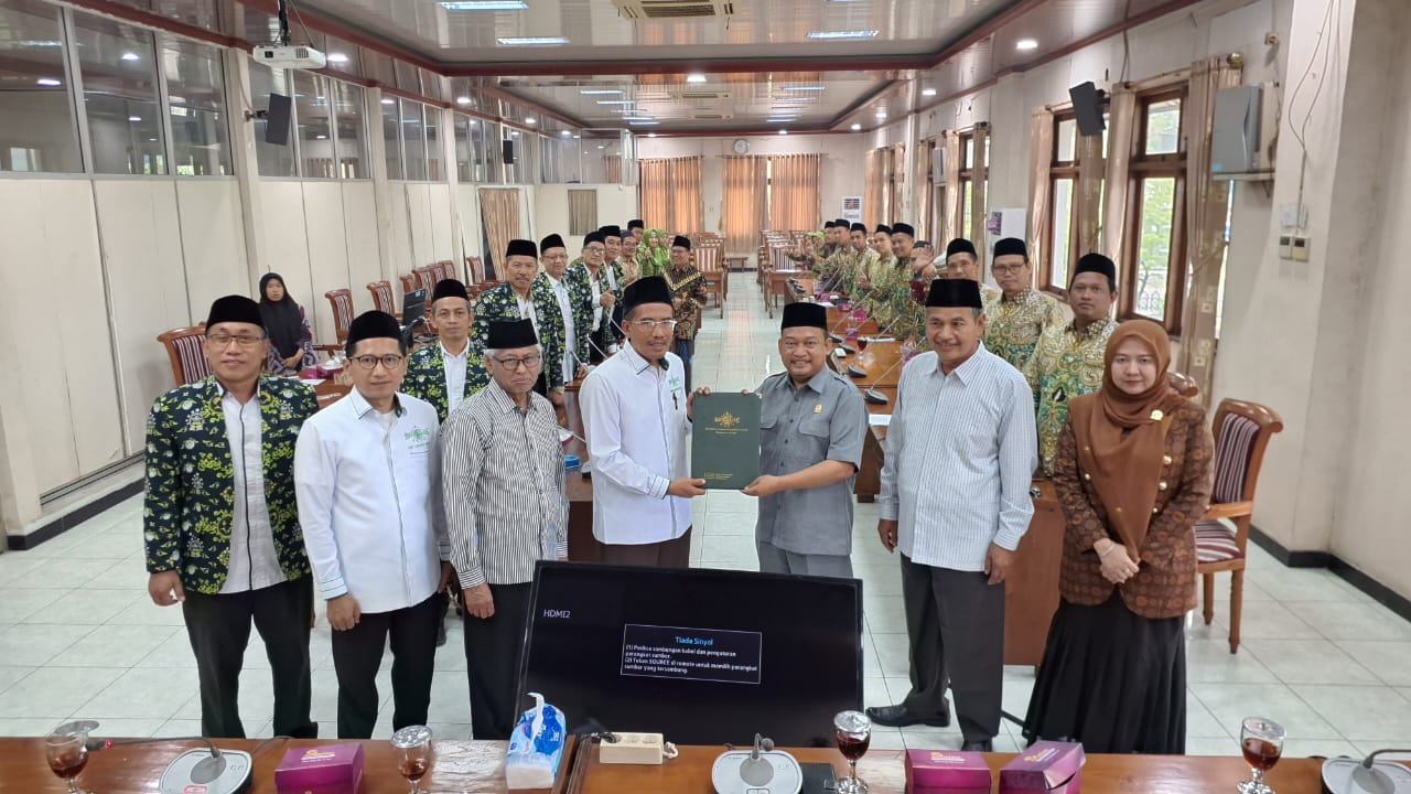 AUDIENSI: Segenap pengurus PCNU Jepara serahkan surat yang berisi pertimbangan akan penolakan sekolah lima hari kepada Ketua Komisi C Nur Hidayat pada Selasa (12/8).