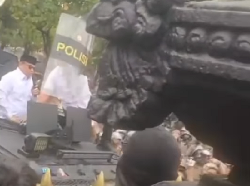 Momen Bupati Pati Sudewo menemui pendemo diatas kendaraan polisi