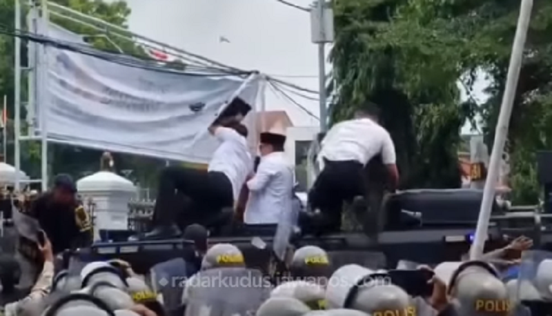 Momen Bupati Pati Sudewo dilempari botol dan sandal saat menemui pendemo diatas kendaraan polisi