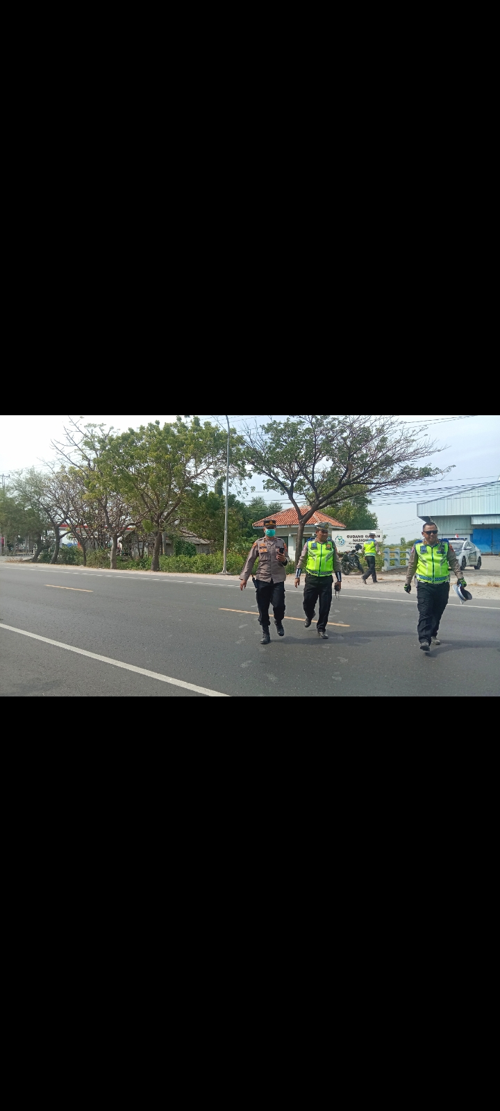 Sejumlah personel Polres Rembang berada di wilayah Kaliori, Rembang untuk melaksanakan penyekatan.