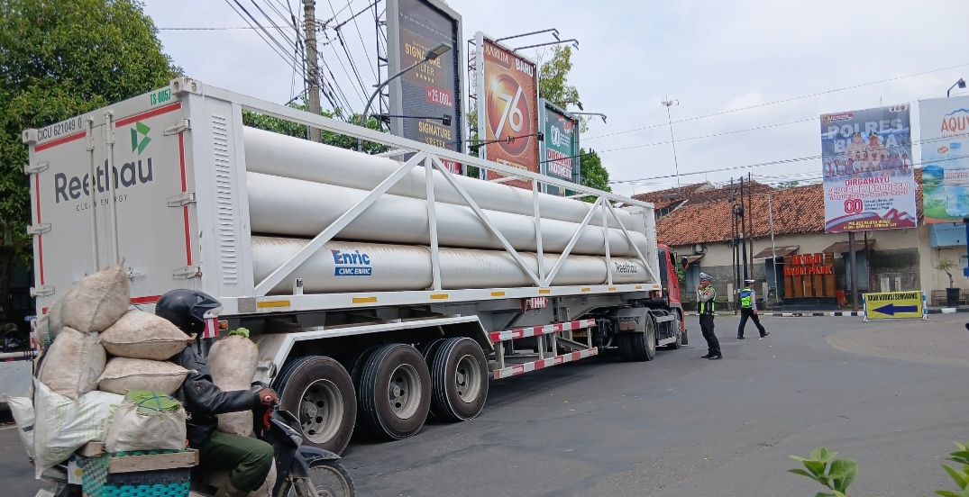 ANTISIPASI: Personil dari Satlantas Polres Blora saat mengalihkan arus lalu lintas dari Blora menuju Kudus dan Semarang.