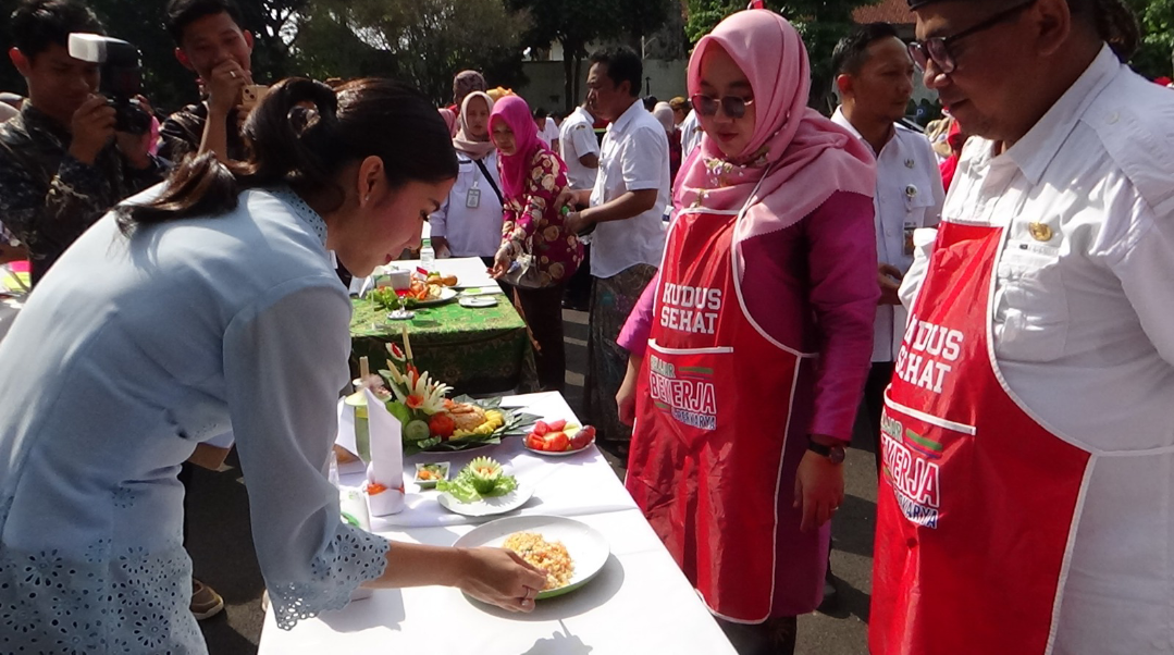 LEZAT: Wabup Kudus, Bellinda yang sekaligus juri, mencicipi nasi goreng peserta lomba memasak di halaman Pendapa Kabupaten Kudus, Rabu (13/8). (ANDIKA TRISNA SAPUTRA/RADAR KUDUS)