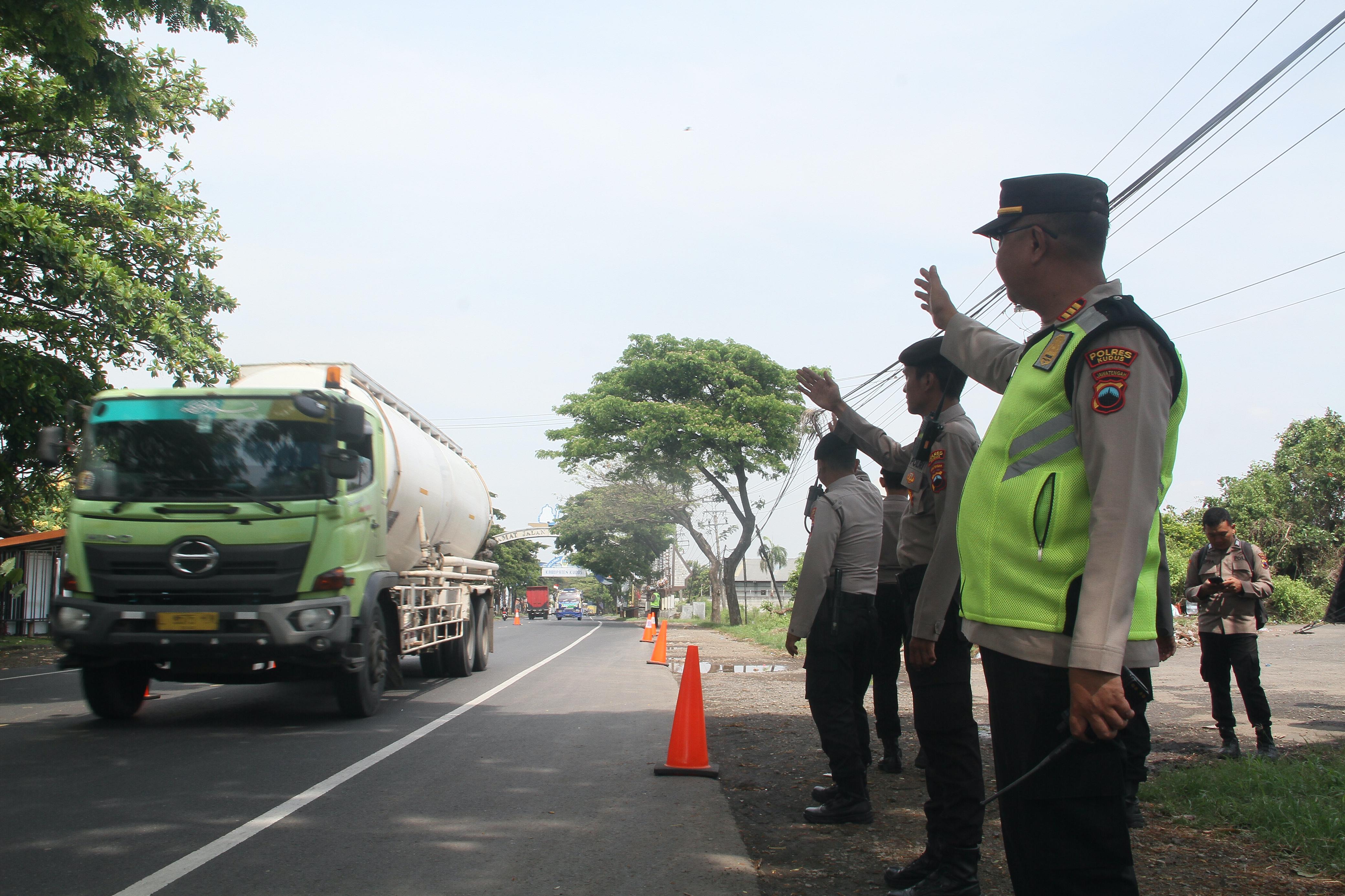SIAGAKAN: Polisi mengatur lalu lintas di sekitar perbatasan Kudus-Pati.