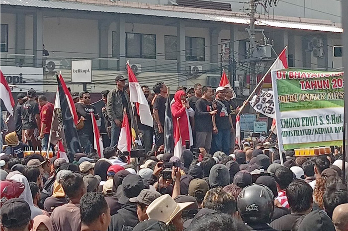 Cak Sholeh dari Surabaya ikut orasi dalam aksi demo 13 Agustus di Kabupaten Pati.