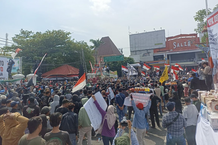 Peserta aksi demonstrasi 13 Agustus 2025 dari berbagai sudut di wilayah Pati memadaTi pusat kota.