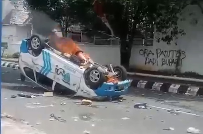 Sebuah mobil provos milik kepolisian dibakar massa pada Rabu (13/8).