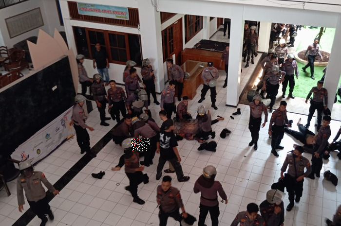 Belasan polisi mengalami luka mendapat perawatan saat pengamanan demo di Pati, Rabu (13/8).
