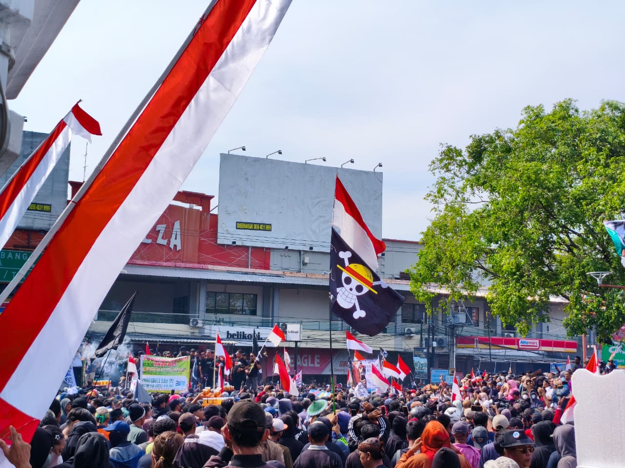 Demo di pati 13 Agustus 2025, ada yang membawa bendera One Piece