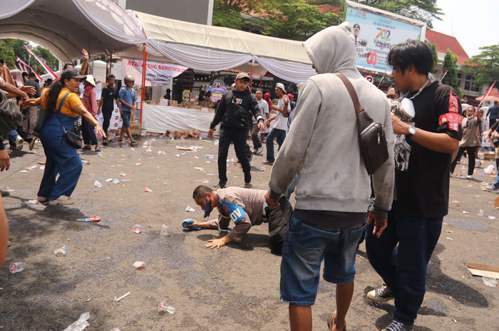 Salah satu aparat kepolisian menjadi korban pemukulan sekelompok massa dalam demo di Pati, Rabu (13/8).
