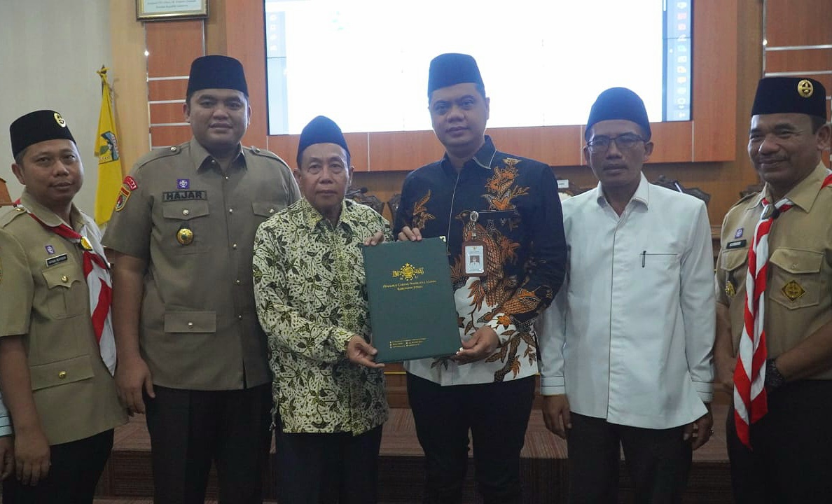 SINERGIS: KH Khayatun menyerahkan pertimbangan dan urgensi sekolah enam hari kepada Bupati Jepara Witiarso Utomo.