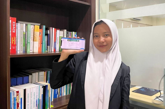 Azharun Naila Arofa, 17, pelajar asal SMK Negeri 1 Kudus yang terdaftar sebagai peserta JKN.
