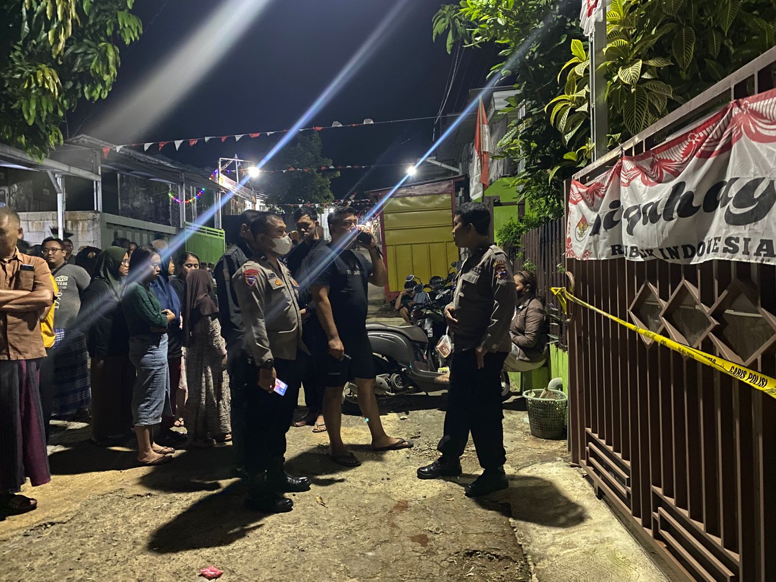 OLAH TKP: Anggota Polsek Mayong tengah melakukan penyelidikan di lokasi kejadian pada Kamis (14/8) malam.