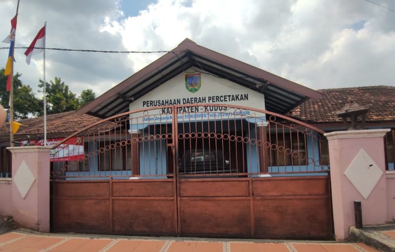 BANGUNAN: Perusahaan Daerah (Perusda) Percetakan Kabupaten Kudus, belum lama ini. (ANDIKA TRISNA SAPUTRA/RADAR KUDUS)