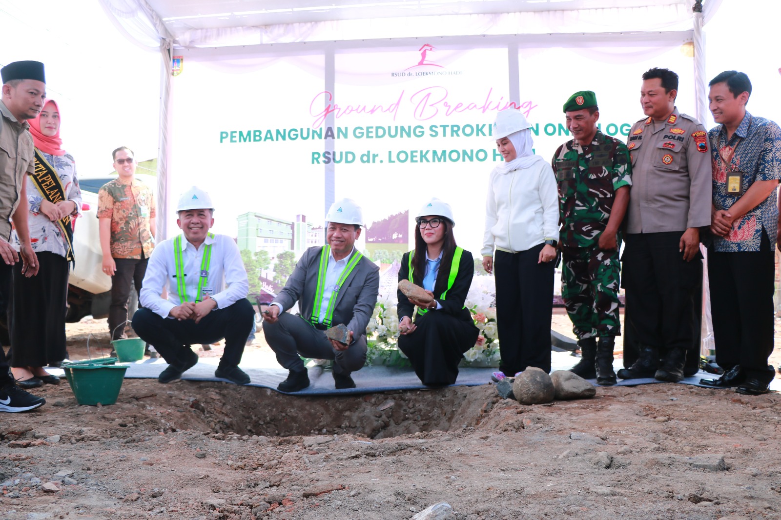 PELETAKAN BATU PERTAMA: Direktur RSUD dr. Loekmono Hadi Kudus dr, Abdul Hakam (kiri) bersama Bupati Kudus Sam&rsquo;ani dan Wakil Bupati Bellinda Birton meletakkan batu pertama