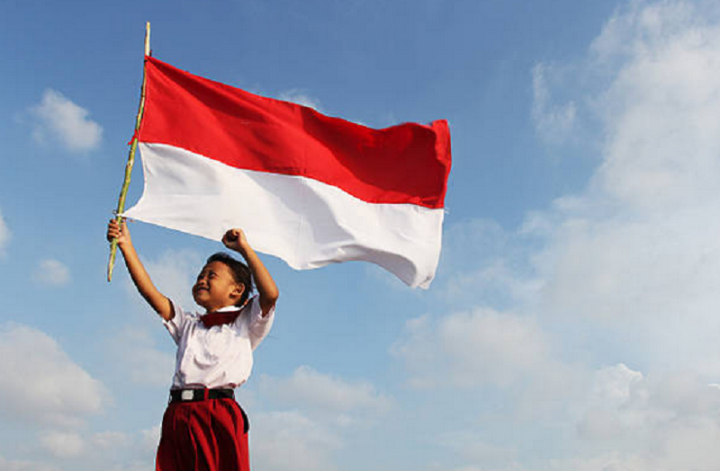 Siswa SD mengibarkan bendera merah putih