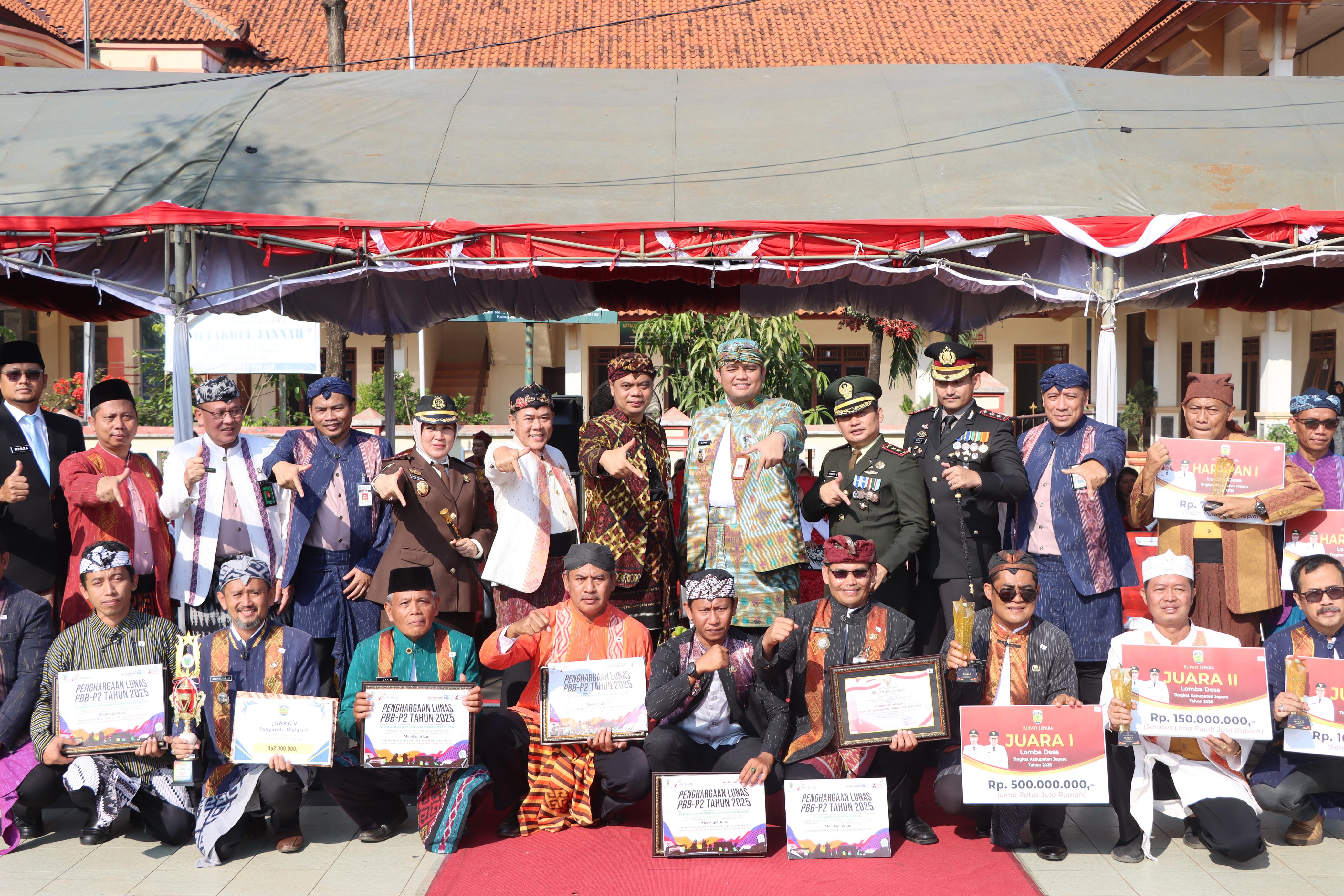 MOMEN: Para penerima penghargaan pada peringatan HUT ke-80 RI di Jepara.