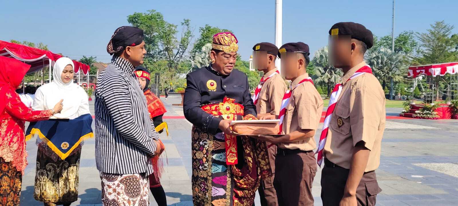 LANGSUNG BEBAS &ndash; Bupati Grobogan Setyo Hadi didampingi Kalapas II Purwodadi Erik Murdiyanto menyerahkan SK remisi langsung kepada warga binaan usai apel upacara HUT RI di alun-alun Purwodadi
