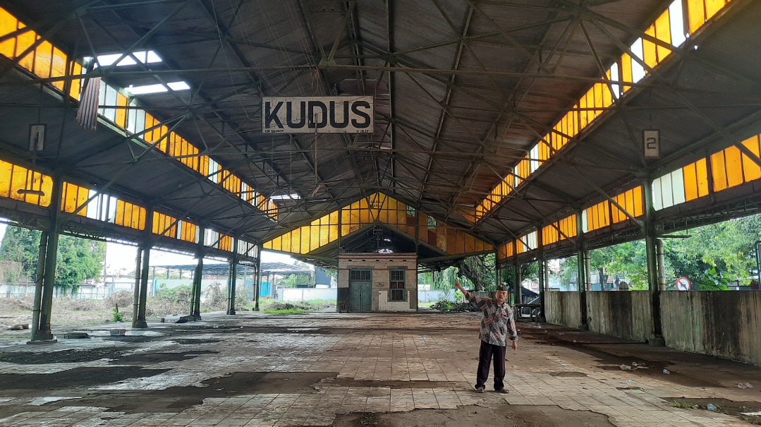 BEKAS TEMBAKAN: Sancaka Dwi Supani, pengamat sejarah Kudus menunjukkan bekas tembakan yang terdapat di kaca Stasiun Koedoes, belum lama ini. (INDAH SUSANTI/RADAR KUDUS)