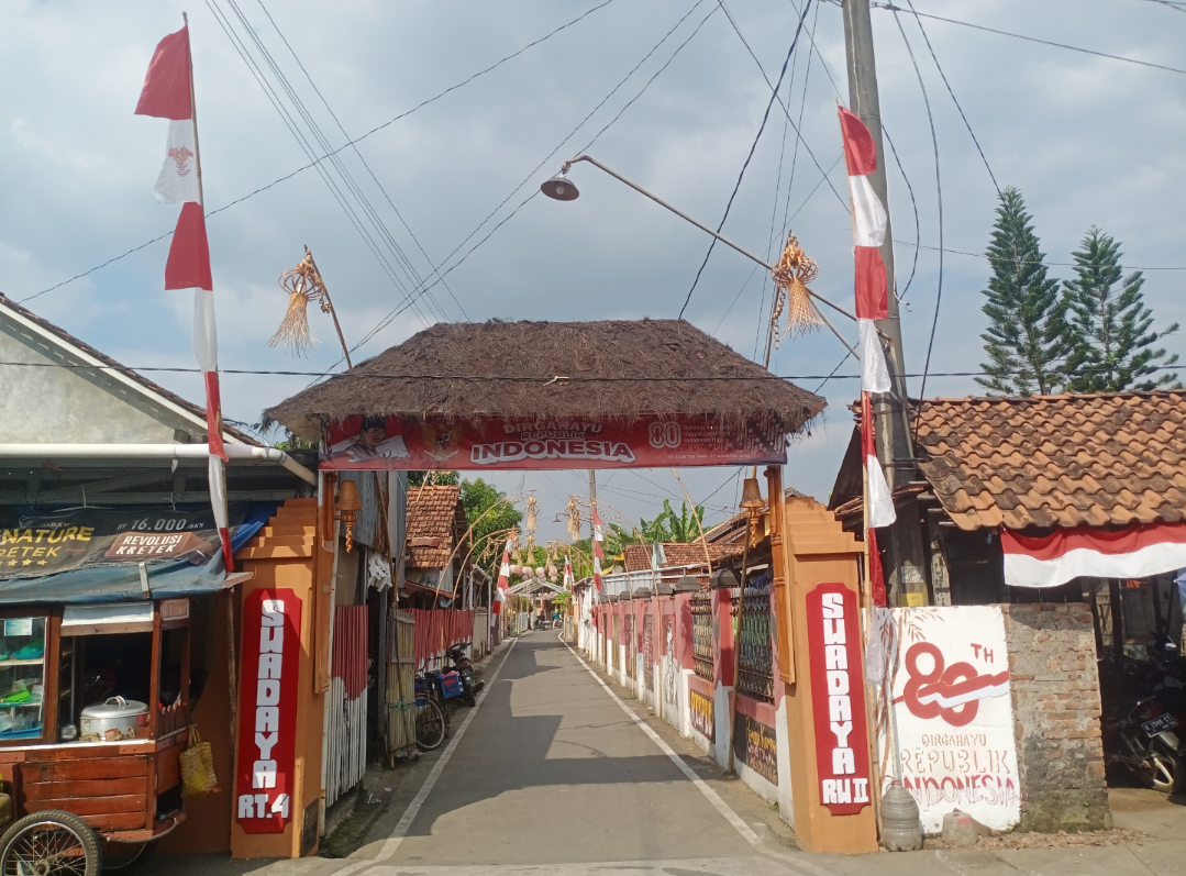 MERIAH: Gapura di Dukuh Pecinan, Desa Bulungcangkring dihias sangat indah dan memiliki sistem pencahayaan otomatis, kemarin. (ANDIKA TRISNA SAPUTRA/RADAR KUDUS)