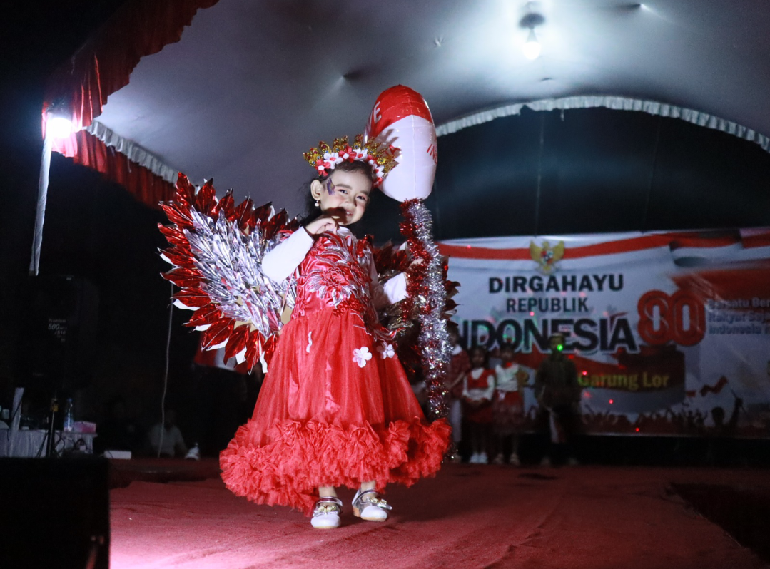 CANTIK: Peserta Fashion Show Anak berlenggak lenggok di atas panggung perlombaan, Sabtu (16/8). (ANDIKA TRISNA SAPUTRA/RADAR KUDUS)