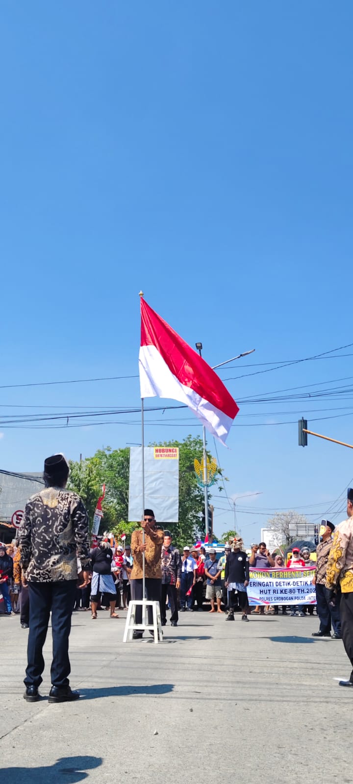 MERDEKA - Warga antusias mendengarkan detik-detik proklamasi dan pengibaran bendera merah putih di Perempatan Danyang Purwodadi