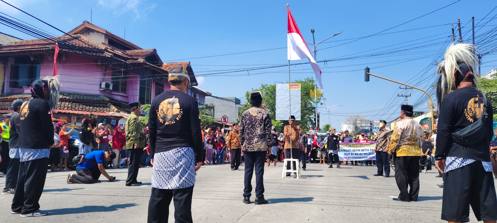 KHIDMAH &ndash; Upacara Kemerdekaan RI ke 80 di gelar perempatan Danyang, Kecamatan Purwodadi oleh komunitas ontel tua Grobogan dan warga masyarakat sekitar serta pengedaraa kendaraan, Minggu (17/8).