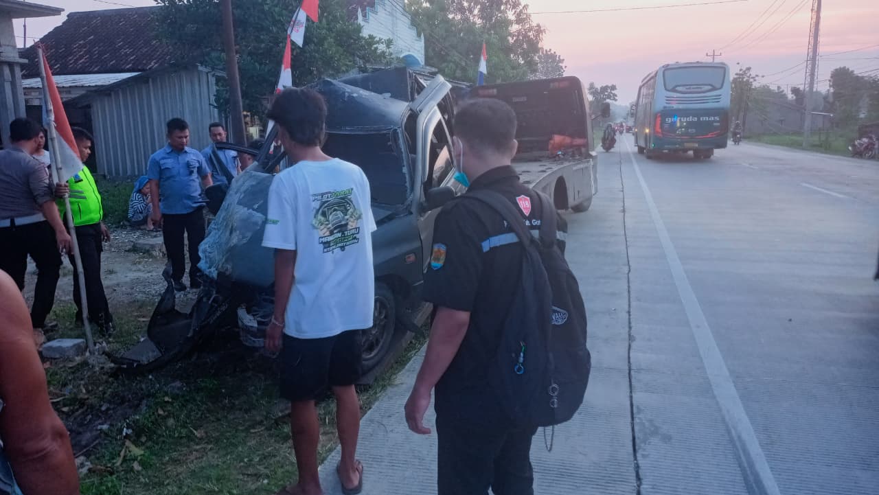 RINGSEK: Salah satu kendaraan yang ringsek di Desa Sambirejo Kecamatan Wirosari.