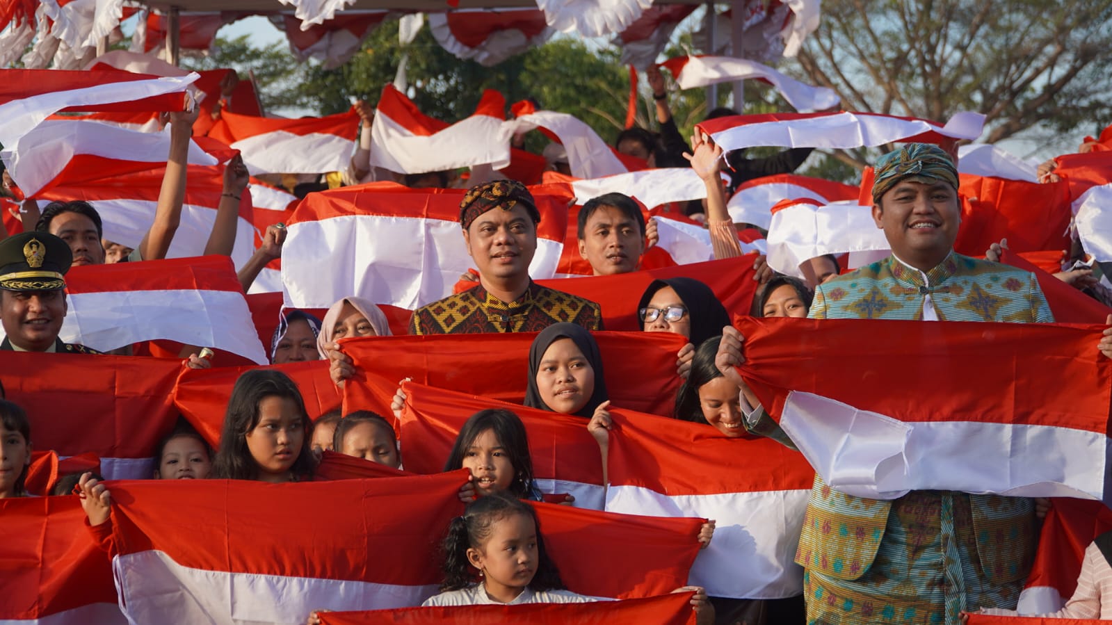 MERDEKA: Ratusan bendera merah putih dibentangkan saat upacara di Alun-alun Jepara II kemarin.