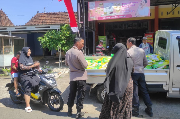 Polres Jepara bekerjasama dengan Bulog&nbsp;menggelar&nbsp;Gerakan Pasar Murah di Pasar Piting Jepara, Minggu (17/8).