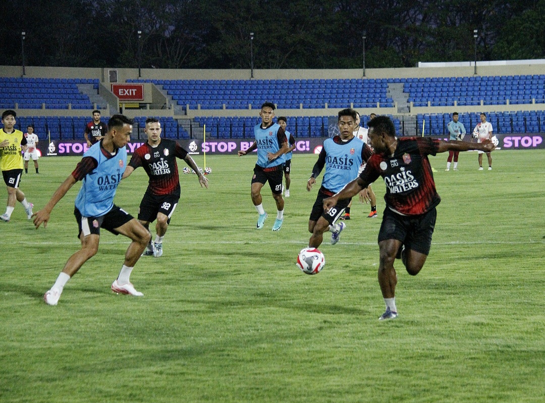 TUNTAS: Para pemain Persijap Jepara melakukan Official Training pada Minggu (17/8) malam.