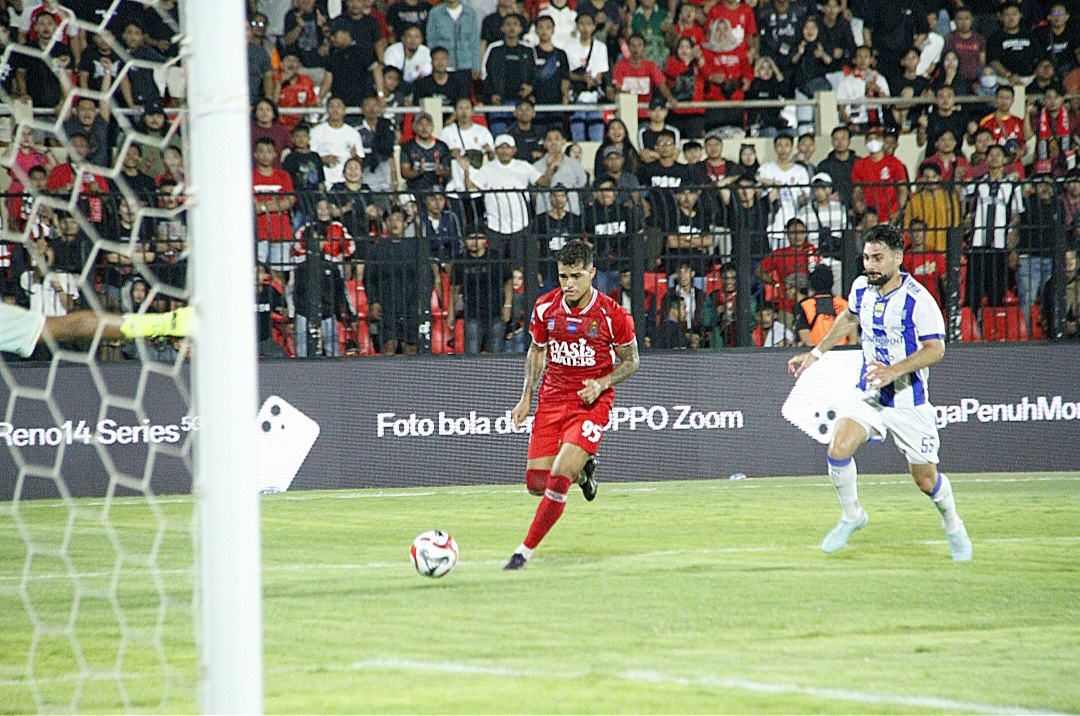 MUJUR: Charlos Franca berhasil mencetak gol pembuka dalam laga melawan Persib di Stadion GBK pada Senin (18/8).
