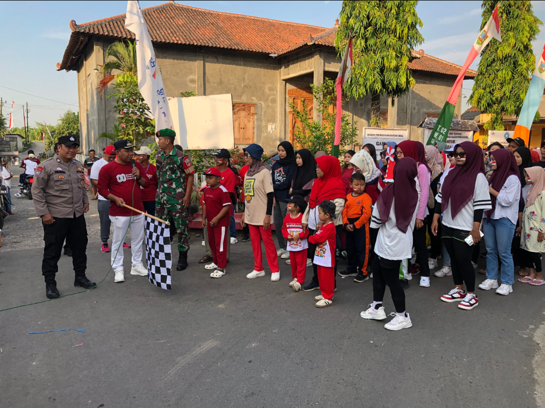 TITIK MULAI: Warga Desa Gamong mengikuti jalan sehat dalam rangka HUT ke-80 RI, Minggu (17/8). (PEMDES GAMONG UNTUK RADAR KUDUS)