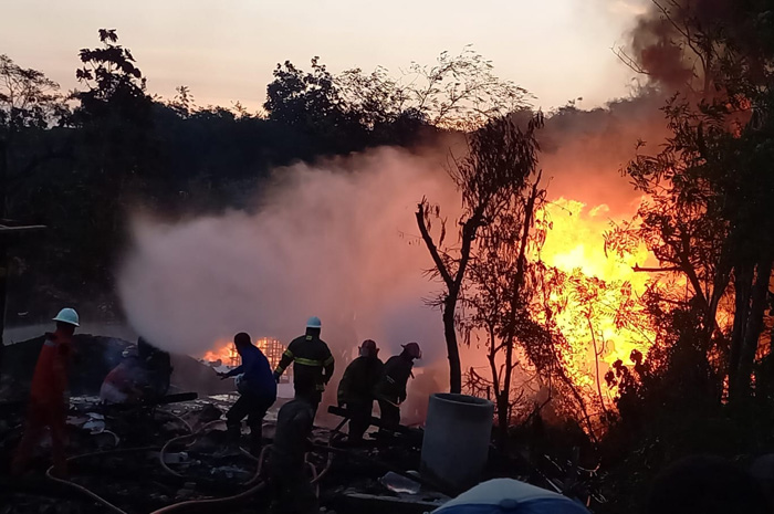 PARAH: Petugas dari damkar BPBD dan gabungan saat berjibaku memadamkan api, tetapi tak berhasil.