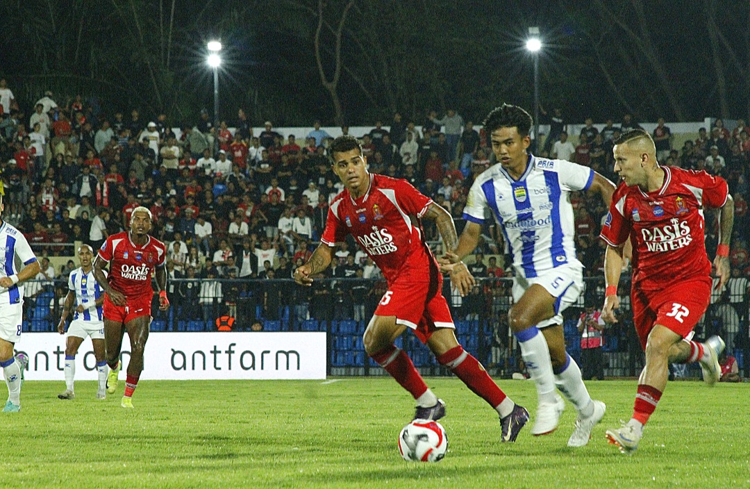 SENGIT: Charlos Fran&ccedil;a bersama Alexis G&oacute;mez tengah melakukan pressing terhadap pemain Persib, Kakang Rudianto.